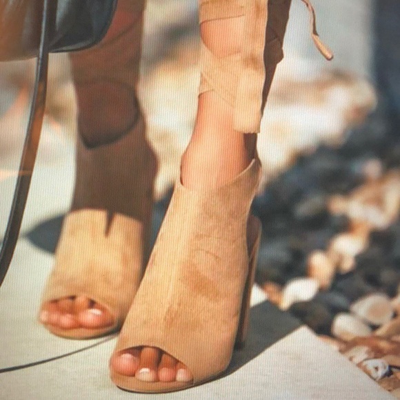 🩷🩷NEW!🩷🩷Tan Faux Suede/Cut Out Wrap Bootie Sandal - Picture 8 of 9